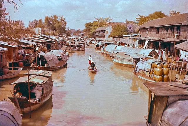 Nhiếp ảnh gia người Mỹ này đã đến và làm việc ở Thái Lan những năm 1950 và chụp được nhiều bức ảnh màu giá trị Bangkok giai đoạn này.