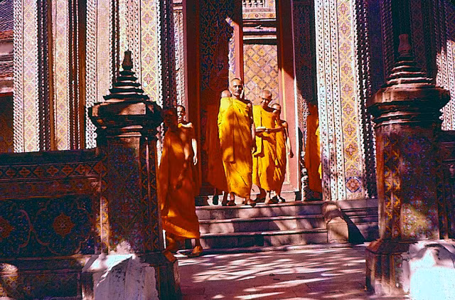 Các nhà sư Thái Lan tại ngôi chùa cổ kính.