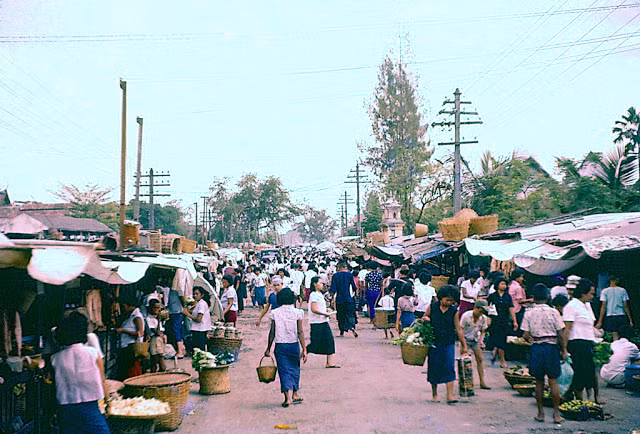 Một khu chợ đông đúc ở Bangkok, Thái Lan những năm 1950.