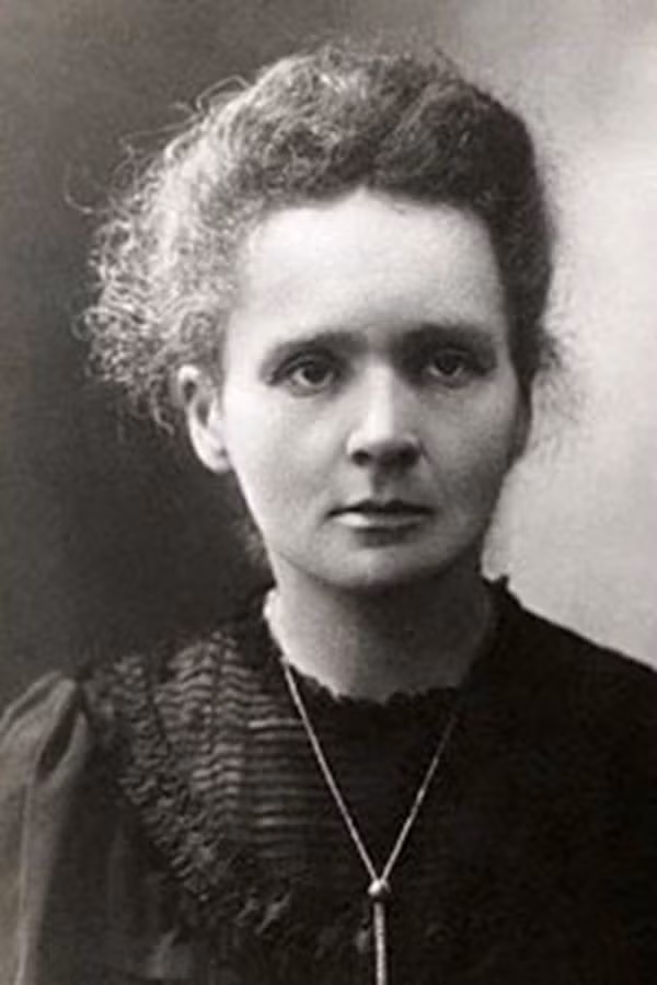 Marie Curie là nhà khoa học nữ đầu tiên giành giải Nobel. Bà cũng là người phụ nữ đầu tiên có 2 giải Nobel ở 2 lĩnh vực khác nhau bao gồm: Nobel vật lý và Nobel hóa học. Marie Curie đã cùng với chồng Pierre Curie và nhà nghiên cứu Henri Becquerel được vinh danh vì những cống hiến cho nghiên cứu phóng xạ.