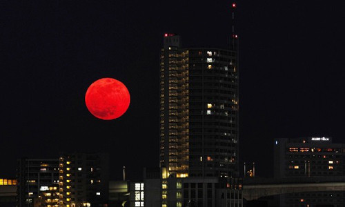 Hiện tượng siêu mặt trăng hiếm có xảy ra khi trăng tròn trùng hợp với việc mặt trăng đến gần trái đất nhất, làm cho mặt trăng có vẻ lớn hơn và sáng hơn trên bầu trời. Cùng với đó là hiện tượng nguyệt thực xảy ra khi trái đất che khuất ánh sáng mặt trời chiếu sáng mặt trăng. Khi đó, con người sẽ có cơ hội quan sát siêu nguyệt thực hiếm có: mặt trăng chuyển dần sang màu đồng đỏ.