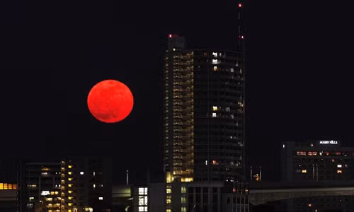 Hiện tượng siêu mặt trăng hiếm có xảy ra khi trăng tròn trùng hợp với việc mặt trăng đến gần trái đất nhất, làm cho mặt trăng có vẻ lớn hơn và sáng hơn trên bầu trời. Cùng với đó là hiện tượng nguyệt thực xảy ra khi trái đất che khuất ánh sáng mặt trời chiếu sáng mặt trăng. Khi đó, con người sẽ có cơ hội quan sát siêu nguyệt thực hiếm có: mặt trăng chuyển dần sang màu đồng đỏ.