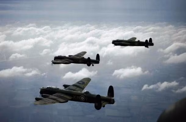 Không quân Hoàng gia Anh đã sử dụng ánh sáng trong một đêm trăng tròn ngày thứ Bảy 28/3 để bắt đầu cuộc tấn công nhằm vào thành phố Lubeck của Đức trong Chiến tranh thế giới 2.