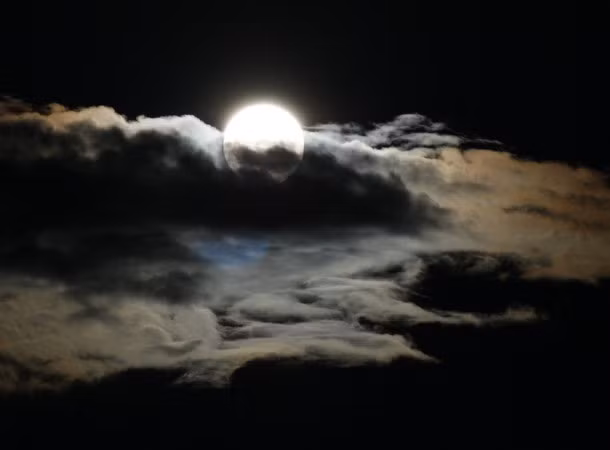 Khi có 2 lần trăng tròn trong cùng một tháng thì lần trăng tròn thứ 2 được gọi là hiện tượng trăng xanh. Hiện tượng này thường xảy ra trung bình khoảng 3 năm/lần.