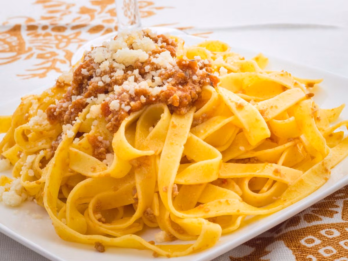 Thành phố Bologna, Italy là nơi khai sinh ra món Tagliatelle alla Bolognese. Món mortadella cũng là lựa chọn lý tưởng dành cho thực khách.