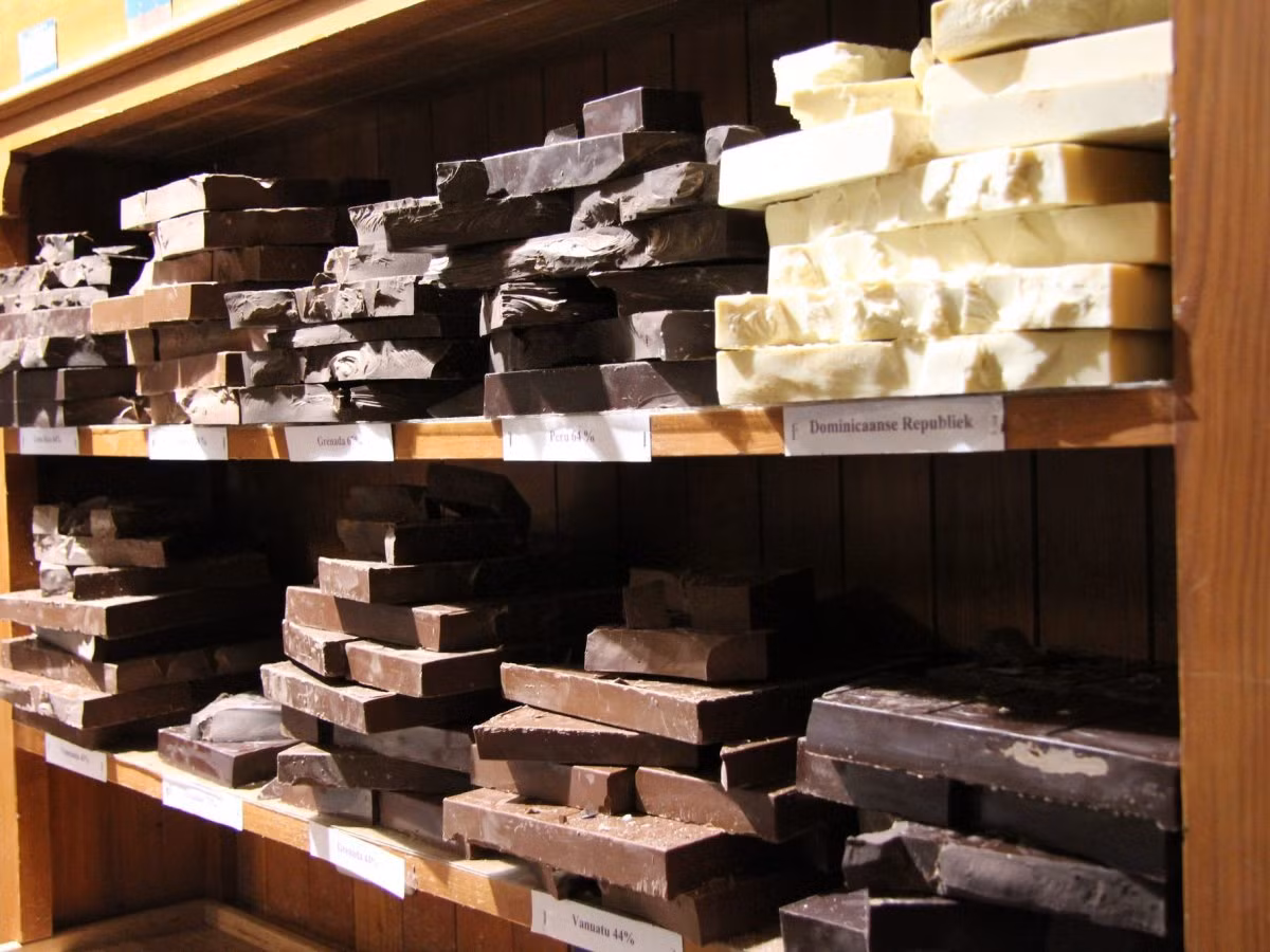 Thành phố Bruges ở Bỉ nổi tiếng với vẹm, khoai tây chiên, chocolate hảo hạng nhất, bánh quế phủ kem... Đặc biệt, khi đến cửa hàng Chocolate Line, du khách có cơ hội thưởng thức các loại chocolate được làm từ mù tạt, gà hay hàu.