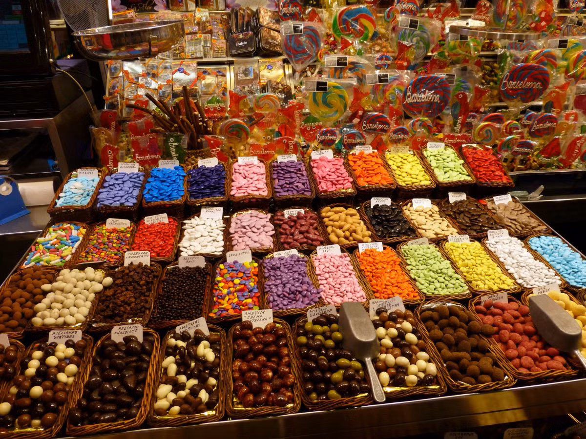 Thiên đường của ẩm thực Barcelona ở Tây Ban Nha nổi tiếng với những món ăn làm từ các loại thịt nguội, thịt xông khói từ Catalonia, hay các loại cá tươi từ biển Địa Trung Hải. Du khách cũng có thể thưởng thức các món ăn truyền thống vùng Catalan ở Barri Gòtic, các loại tapas ở nhà hàng như Cal Pep hoặc khám phá chợ Boqueria với các mặt hàng tươi sống.