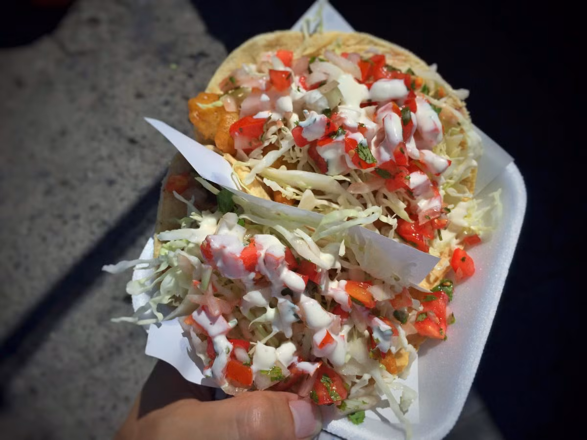 Thành phố Ensenada ở Mexico nổi tiếng với món bánh tacos. Đây là món ăn đường phố mà du khách đặt chân đến Mexico nhất định phải thử một lần.