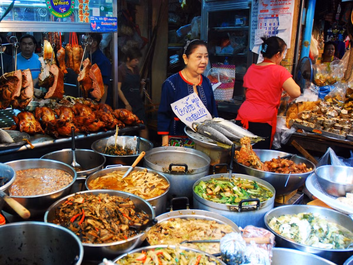Thủ đô Bangkok, Thái Lan là một thành phố ẩm thực hấp dẫn với nhiều món ăn ngon hấp dẫn như món mì Pad Thái nổi tiếng.