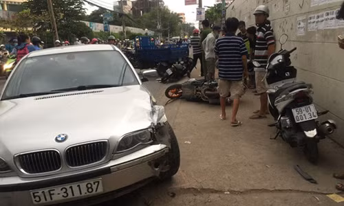 Xe BMW gay tai nan lien hoan o Sai Gon, 3 nguoi bi thuong