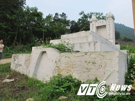 La lung dong ho an thit cho la rung rang hoa dien