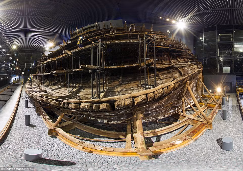 Cuộc khai quật tàu Mary Rose là một trong những dự án phức tạp và tốn kém nhất trong lịch sử khảo cổ hàng hải. Trong đó, buổi trục vớt con tàu nổi tiếng này được truyền hình trực tiếp năm 1982.