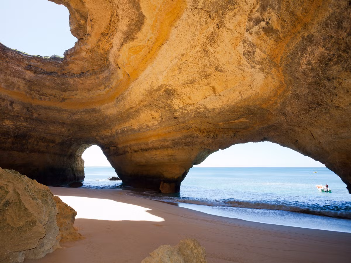 Hang Benagil ở Algarve, Bồ Đào Nha nổi tiếng thế giới với hình vòm trời độc đáo. Khi ánh sáng mặt trời chiếu vào hang động sẽ tạo nên khung cảnh tuyệt đẹp.