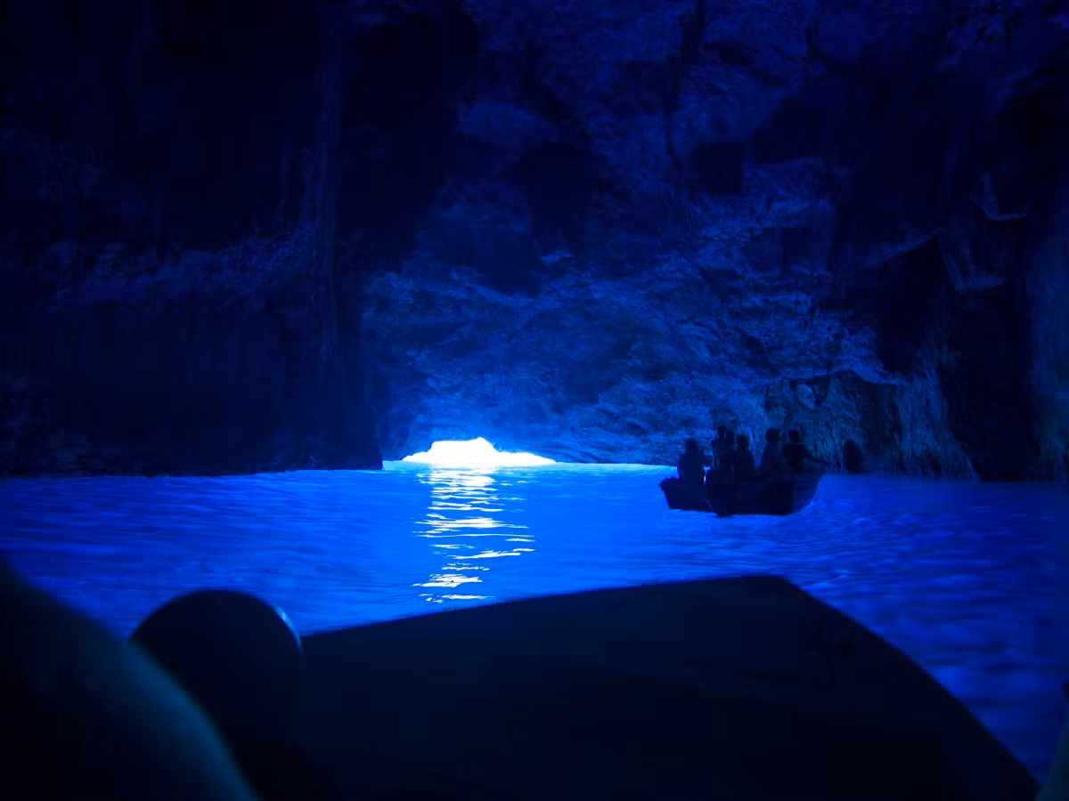 Hang động Blue Grotto ở Capri, Italy nổi tiếng với dòng nước xanh phát sáng lạ kỳ.