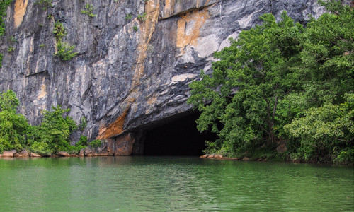 Là một trong số 9 hang động kỳ vĩ nhất thế giới, hang Sơn Đoòng nằm trong Vườn quốc gia Phong Nha - Kẻ Bàng, tỉnh Quảng Bình, Việt Nam. Sơn Đoòng là hang động lớn nhất thế giới, với chiều cao tương đương tòa nhà chọc trời 40 tầng. Hang động kỳ vĩ này được phát hiện năm 2009, khiến nhiều người choáng ngợp bởi vẻ đẹp đáng kinh ngạc ở nơi đây.