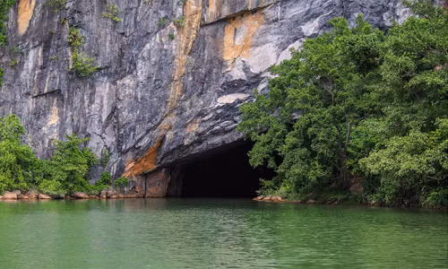 Là một trong số 9 hang động kỳ vĩ nhất thế giới, hang Sơn Đoòng nằm trong Vườn quốc gia Phong Nha - Kẻ Bàng, tỉnh Quảng Bình, Việt Nam. Sơn Đoòng là hang động lớn nhất thế giới, với chiều cao tương đương tòa nhà chọc trời 40 tầng. Hang động kỳ vĩ này được phát hiện năm 2009, khiến nhiều người choáng ngợp bởi vẻ đẹp đáng kinh ngạc ở nơi đây.