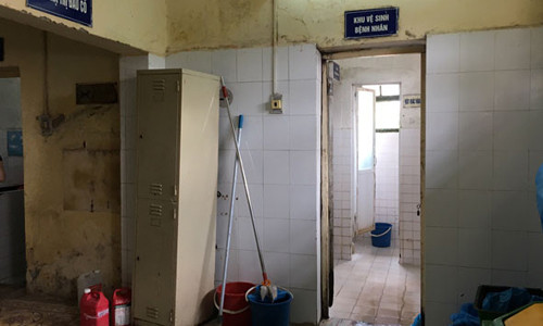 So hai canh nhech nhac cua nha ve sinh benh vien