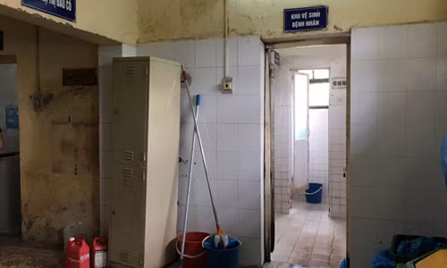 So hai canh nhech nhac cua nha ve sinh benh vien