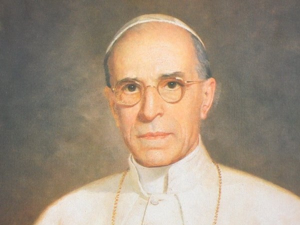 Để thực hiện kế hoạch đó, Đức quốc xã sẽ giả vờ rằng họ đang cố gắng bảo vệ Giáo hoàng Pius XII. Kế đến, hai lính Đức quốc xã sẽ đưa vị Giáo hoàng này đến nơi bí mật ở Thư viện Vatican. Ảnh: Chân dung Giáo hoàng Pius XII.