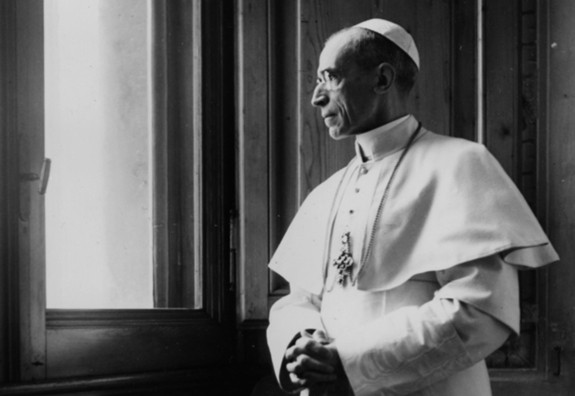 Hitler dự định "giấu" Giáo hoàng Pius XII trong 2 - 3 ngày trước khi lực lượng đặc biệt của quân Đồng minh nhảy dù vào vùng nông thôn gần Rome và thực hiện cuộc giải cứu Giáo hoàng. Tuy nhiên, kế hoạch này của phát xít Đức đã không được thực hiện. Ảnh: Chân dung Giáo hoàng Pius XII. (Nguồn ảnh: Internet).