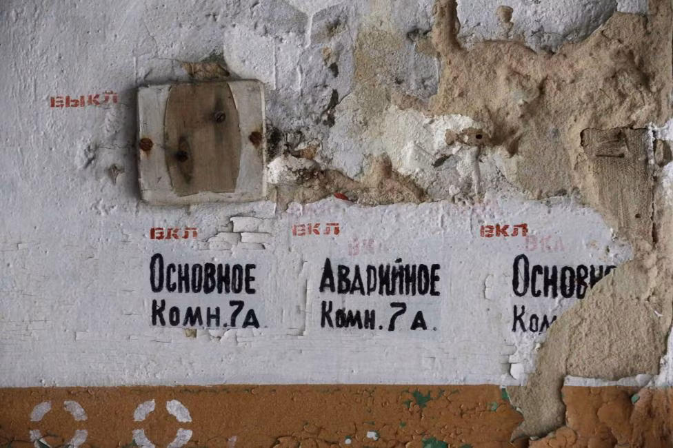 Những dòng chữ được viết bằng tiếng Nga dễ dàng tìm thấy bên trong căn cứ tên lửa bỏ hoang của Liên Xô ở Latvia.