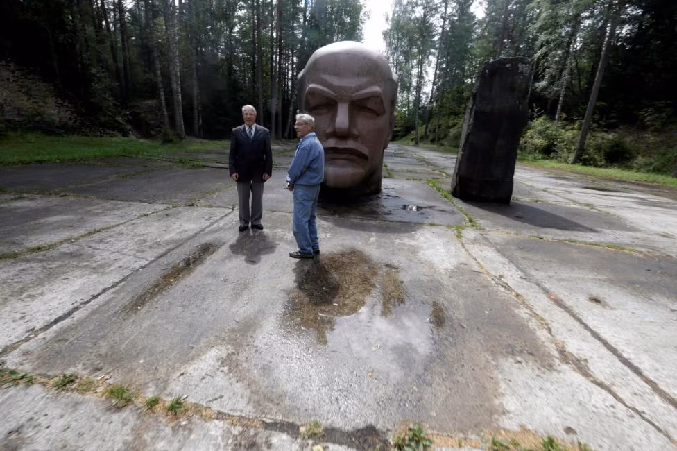 Cựu sĩ quan quân đội Liên Xô Leonid Konovalov (trái ảnh) và và Vladimir Procenko đứng gần khu vực phóng tên lửa R12 ở Zeltini.