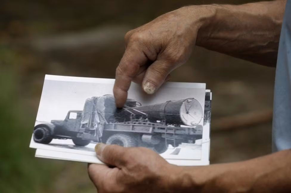 Cựu sĩ quan quân đội Liên Xô Vladimir Procenko cho xem một bức ảnh chụp tên lửa R12 trên một chiếc xe quân sự ở căn cứ tên lửa của Liên Xô ở Zeltini, Latvia.