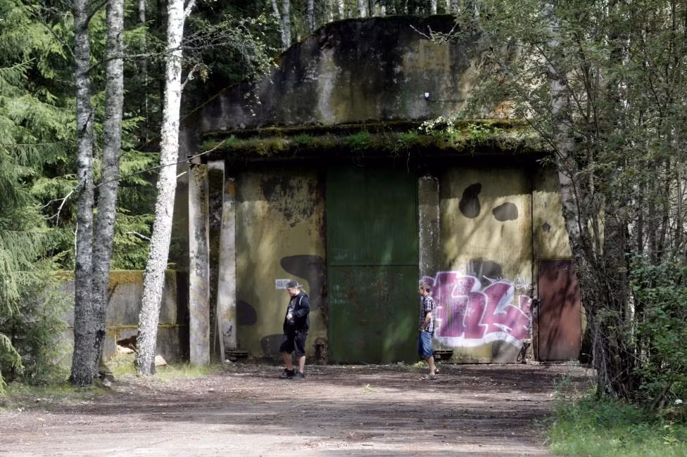 Du khách đi qua nhà chứa tên lửa hạt nhân ở Zeltini, Latvia. Tên lửa đạn đạo tầm trung R12 (8K63) từng được Liên Xô triển khai tại Cuba trong bối cảnh căng thẳng giữa Liên Xô và Mỹ hồi Chiến tranh Lạnh.