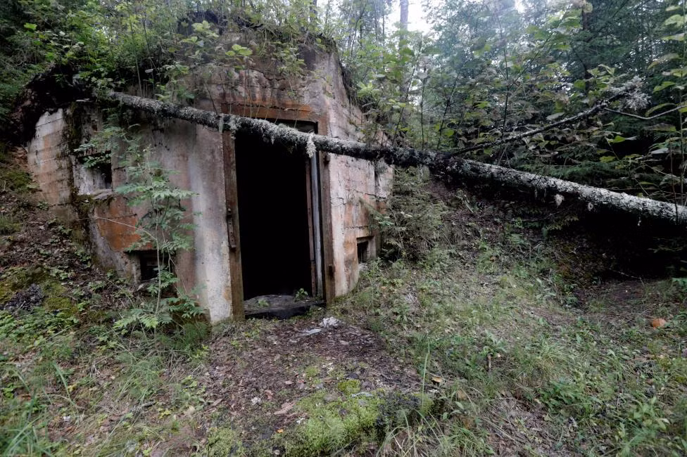 Đây là lối vào căn cứ tên lửa của Liên Xô dưới lòng đất bị bỏ hoang phế ở Zeltini, Latvia. Căn cứ tên lửa đạn đạo tầm trung R12 này nằm ẩn sâu trong khu rừng Aluksne, gần biên giới phía Đông Bắc giữa Latvia và Nga. Hiện, nơi đây trở thành địa điểm hút khách du lịch tham quan, tìm hiểu căn cứ quân sự tuyệt mật một thời của Liên Xô.