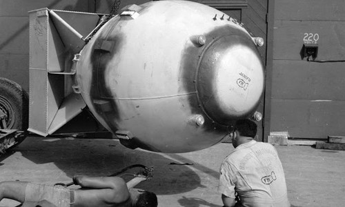 Hai nhân viên kỹ thuật đang hoàn tất những bước chuẩn bị cuối cùng để bom nguyên tử Fat Man sẵn sàng làm nhiệm vụ. Theo đó, vào ngày 9/8/1945, Mỹ đã ném bom nguyên tử này xuống thành phố Nagasaki, Nhật Bản gây ra thương vong lớn. Đây là một trong những bức ảnh lịch sử đắt giá ghi dấu thời khắc quan trọng về việc con người sử dụng bom hạt nhân trên thực tiễn.