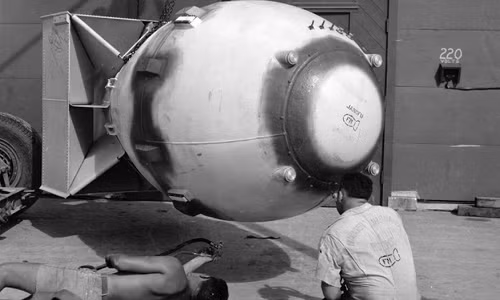 Hai nhân viên kỹ thuật đang hoàn tất những bước chuẩn bị cuối cùng để bom nguyên tử Fat Man sẵn sàng làm nhiệm vụ. Theo đó, vào ngày 9/8/1945, Mỹ đã ném bom nguyên tử này xuống thành phố Nagasaki, Nhật Bản gây ra thương vong lớn. Đây là một trong những bức ảnh lịch sử đắt giá ghi dấu thời khắc quan trọng về việc con người sử dụng bom hạt nhân trên thực tiễn.