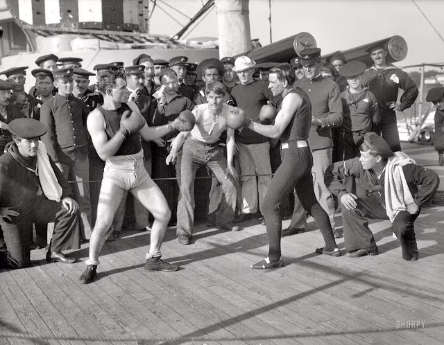 Các thủy thủ trên tàu U.S.S. New York hào hứng theo dõi một trận đấu boxing ngày 3/7/1899.