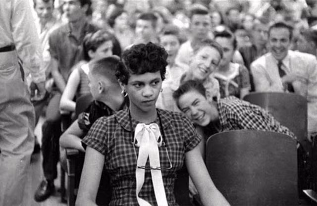 Năm 1957, Dorothy Counts là một trong những sinh viên da màu đầu tiên theo học tại trường trung học Harry Harding - một ngôi trường mới xóa bỏ nạn phân biệt chủng tộc. Tuy nhiên, cô sinh viên Counts bị nhiều người da trắng trêu chọc, chế giễu khi theo học tại đây. Bức ảnh lịch sử này khiến nhiều người cảm nhận rõ hơn về việc người da màu bị phân biệt chủng tộc sâu sắc thế nào.