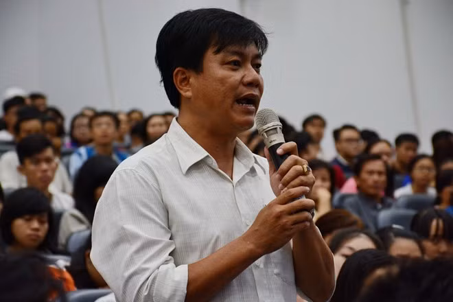 Một phụ huynh đặt câu hỏi trong chương trình tư vấn xét tuyển sáng 24/7. Ảnh: Phước Tuần.