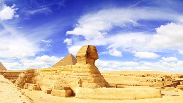 Tại đây, hoàng tử Thutmose thỉnh cầu trước tượng nhân sư rằng, nếu như trở thành pharaoh tiếp theo của Ai Cập thì ông sẽ thực hiện cuộc khai quật giúp bức tượng không còn bị chôn vùi trong cát sa mạc.