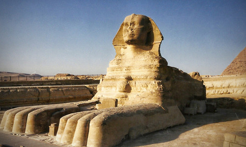 Để thoát khỏi cuộc tranh giành ngai vàng, Thutmose rời xa hoàng cung lộng lẫy, đầy rẫy âm mưu và bắt đầu cuộc sống xa nhà, sống ung dung tự tại. Theo đó, Thutmose rong ruổi khắp sa mạc, thích đi săn, bắn cung và được dân chúng yêu quý. Trong một chuyến đi săn, Thutmose tới trước bức tượng Sphinx và cầu nguyện.