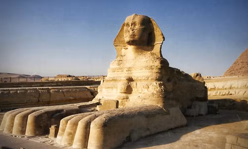 Để thoát khỏi cuộc tranh giành ngai vàng, Thutmose rời xa hoàng cung lộng lẫy, đầy rẫy âm mưu và bắt đầu cuộc sống xa nhà, sống ung dung tự tại. Theo đó, Thutmose rong ruổi khắp sa mạc, thích đi săn, bắn cung và được dân chúng yêu quý. Trong một chuyến đi săn, Thutmose tới trước bức tượng Sphinx và cầu nguyện.