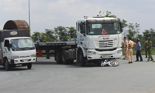 Xe container cuon 2 nu sinh vien vao gam xe, 1 nguoi tu vong