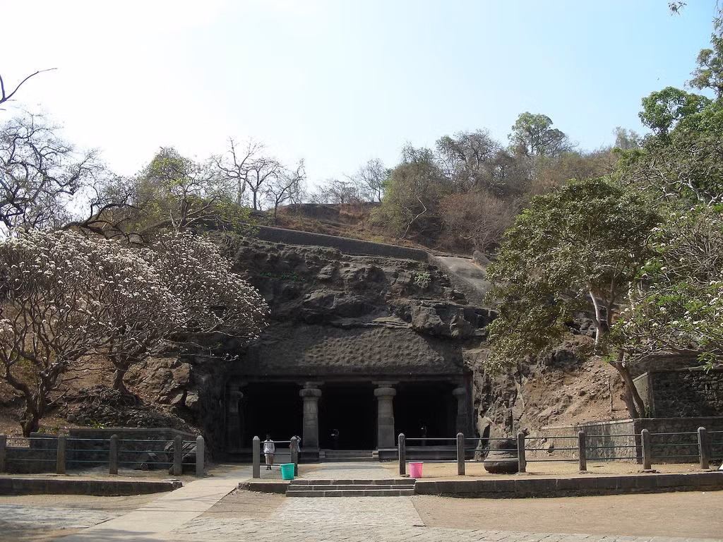 Khu quần thể hang động Elephanta Caves được xây dựng trên một sườn đồi hồi thế kỷ 5. Nơi đây nổi tiếng với 5 ngôi đền Hindu giáo, thờ phụng hàng ngàn vị thần Hindu. Những tác phẩm điêu khắc ở đây cũng được bảo quản khá tốt.