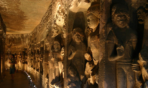 Quần thể hang động Ajanta thuộc bang Maharashtra, một bang ở phía Tây Bắc của Ấn Độ bao gồm 31 hang động do chính bàn tay con người tạo ra, được bố trí theo dạng hình móng ngựa. Nơi đây được xem là một minh chứng lịch sử quan trọng cho sự Phát triển của đạo Phật ở Ấn Độ. Quần thể hang động này được tạo dựng vào hai giai đoạn khác nhau. Giai đoạn thứ nhất bắt đầu khoảng thế kỷ 2 và giai đoạn thứ hai thì vào khoảng năm 400 - 600. Năm 1983, UNESCO đã công nhận quần thể hang động Ajanta là Di sản Văn hóa Thế giới.