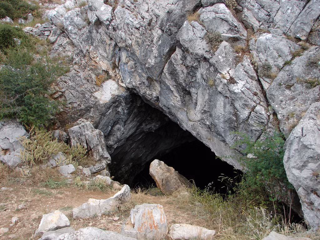 Hang động Corycian ở Hy Lạp là một trong những hang động lịch sử nổi tiếng thế giới. Nơi đây được đặt theo tên của nữ thần Corycia. Hang động lịch sử này là nơi thờ thần Pan của Hy Lạp cổ đại. Bên trong hang động có 40 phòng và được bao quanh bởi nhũ đá và măng đá. Gần lối vào hang động có một tảng đá được sử dụng làm án thờ.