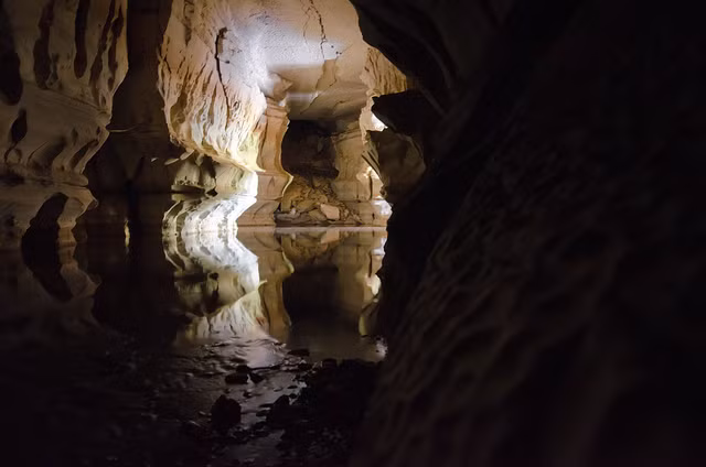 Hang động Sof Omar ở Ethiopia được cho là đức thánh Allah chỉ dẫn cho Sheikh Omar Sof tìm thấy lối vào hang động này hồi thế kỷ 12. Do đó, hang động được đặt tên theo Sheikh Omar Sof. Sau đó, Sheikh Omar Sof và những người đi theo sử dụng hang động này như một nhà thờ Hồi giáo. Nơi đây đã trở thành địa điểm linh thiêng đối với người Hồi giáo trong nhiều thế kỷ.