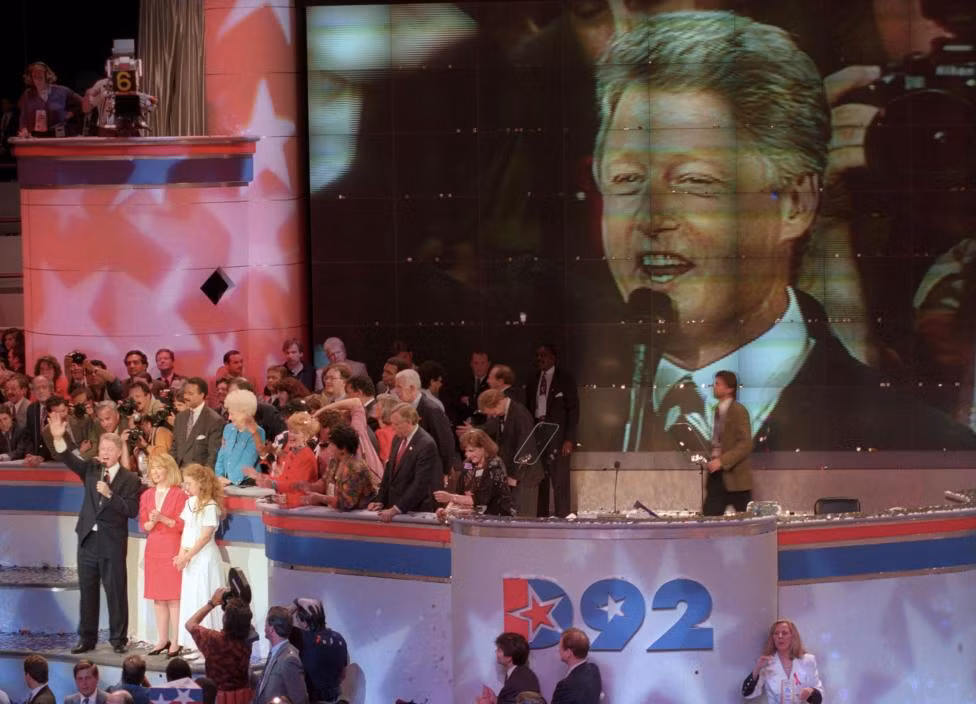 Ứng viên tổng thống đảng Dân chủ Bill Clinton và vợ Hillary cùng con gái Chelsea được các cử tri ủng hộ nhiệt tình tại Madison Square Garden, New York, Mỹ ngày 15/7/1992. Trong cuộc bầu cử tổng thống năm đó, Bill Clinton chiến thắng và trở thành Tổng thống Mỹ. Vợ chồng Hillary - Bill Clinton đã cùng nhau trải qua nhiều sóng gió để giữ vững hạnh phúc gia đình và có sự nghiệp chính trị vững chắc.