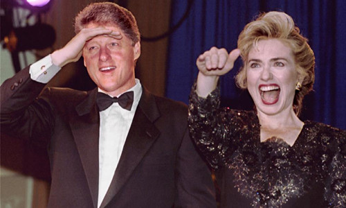 Vợ chồng Tổng thống Clinton được mọi người chào đón nhiệt liệt khi đến ăn tối tại Washington Hotel ngày 18/1/1993.