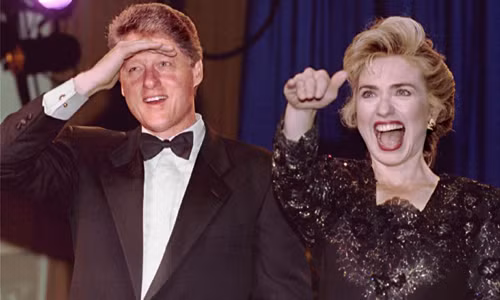 Vợ chồng Tổng thống Clinton được mọi người chào đón nhiệt liệt khi đến ăn tối tại Washington Hotel ngày 18/1/1993.