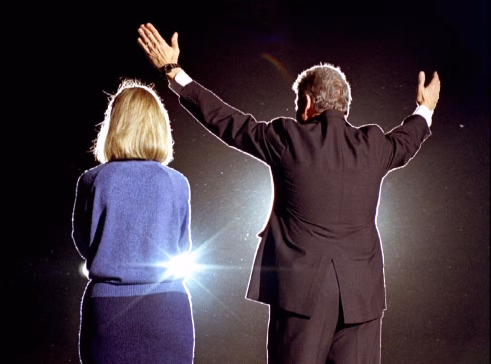 Vợ chồng Hillary - Bill Clinton trong chiến dịch tranh cử tại Mc Callen, Texas vào đêm trước ngày diễn ra cuộc bầu cử tổng thống Mỹ - ngày 2/11/1992.