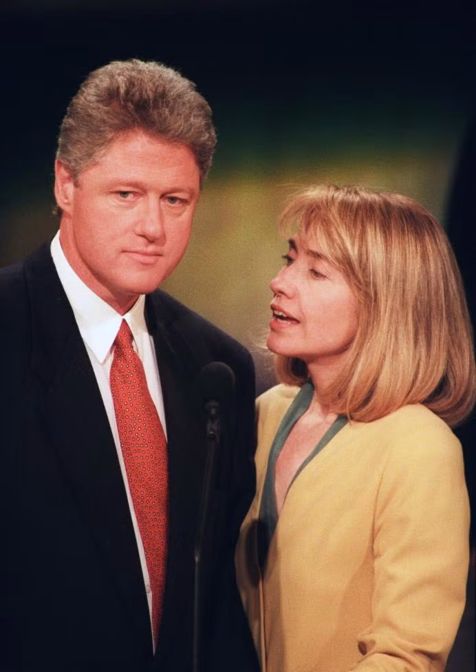 Bà Clinton đưa những lời khuyên cho chồng - ông Bill Clinton khi tham dự đại hội toàn quốc của Đảng Dân Chủ tại Madison Square Garden ở New York ngày 16/7/1992.