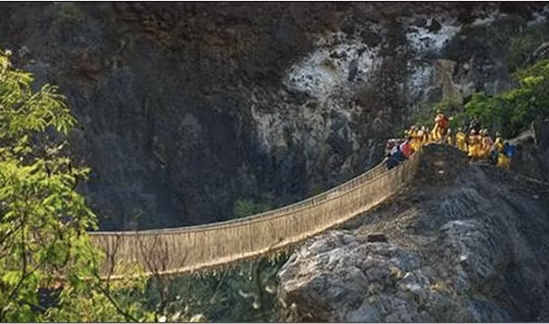 Mỗi năm, người Inca xây dựng và sửa chữa lại các cây cầu treo.