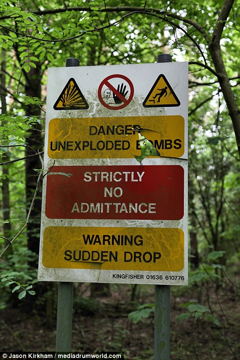 Ông Kirkham đã đến khu vực này sau khi nghe nói về một lối vào khu vực hạn chế trên. Trong ảnh là những biển cảnh báo một số bom vẫn chưa phát nổ.