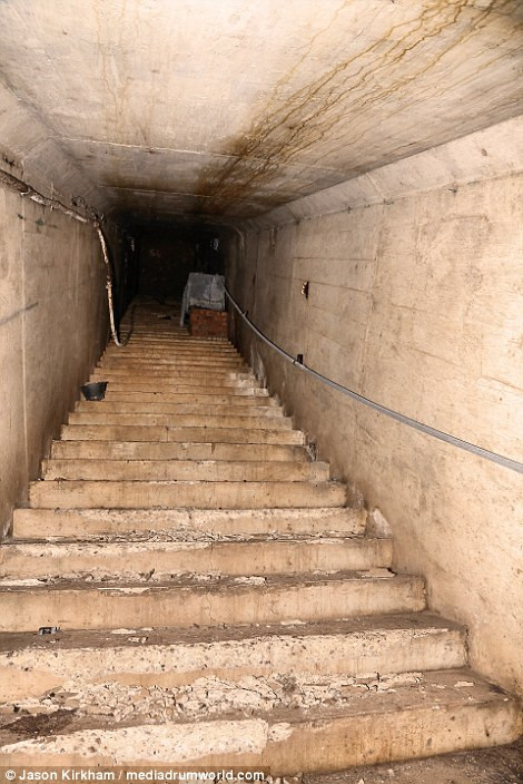 Jason Kirkham, 44 tuổi, đến từ ngôi làng Fauld ở phía Đông Hanbury, Staffordshire, chụp ảnh hiện trường vụ nổ kho đạn dược lớn nhất lịch sử Vương quốc Anh.